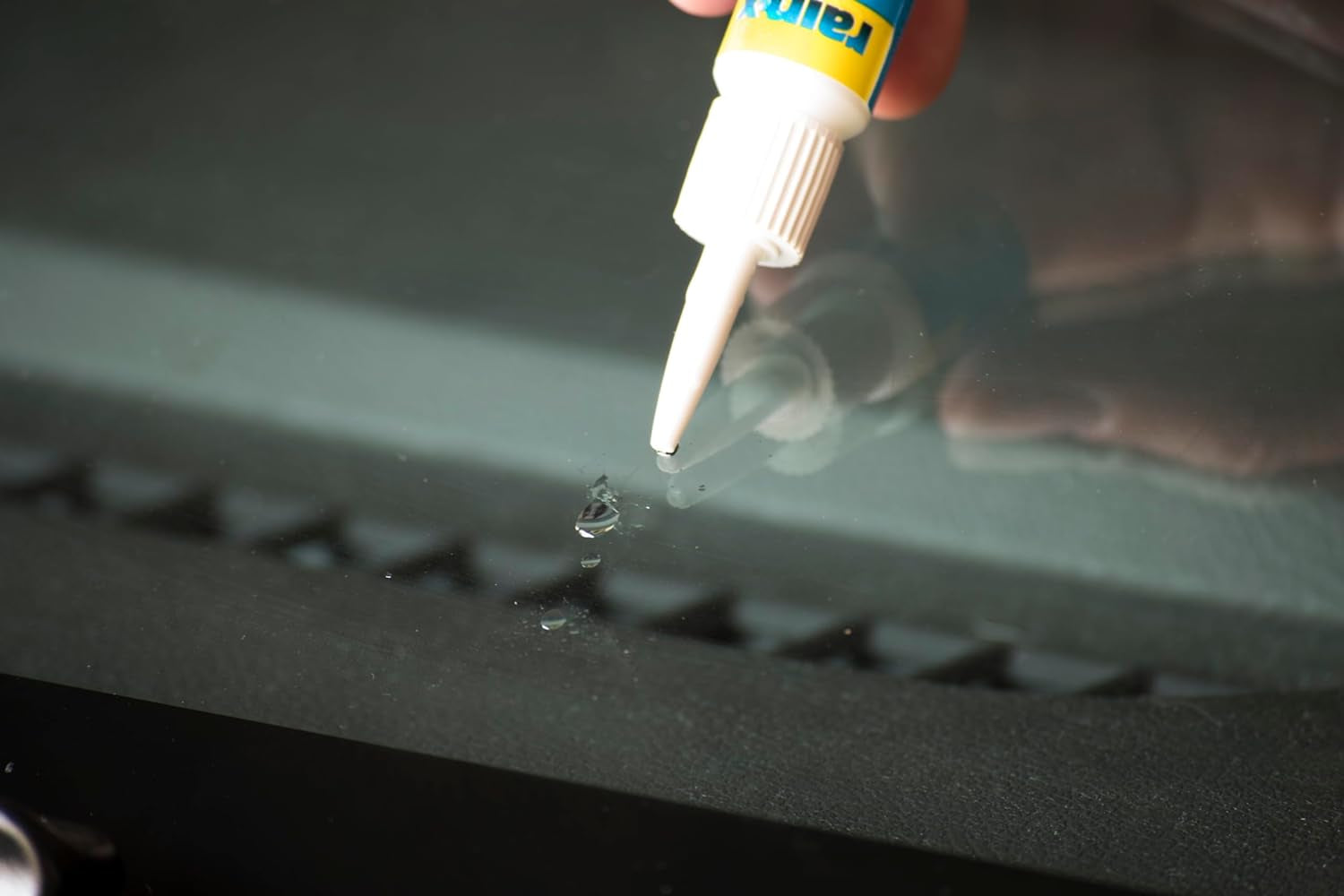 600001 Windshield Repair Kit - Quick and Easy Durable Resin Based Windshield Repair Kit for Chips and Cracks, Good for round Damage below 1" in Diameter and Cracks Smaller than 12" in Length